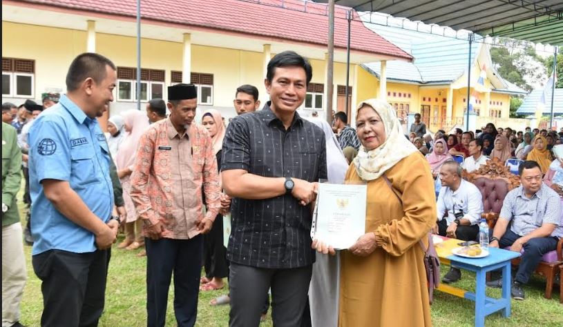 Pemkab Batanghari dan BPN Serahkan 1.492 Sertifkat Tanah Program PTSL di Pemayung