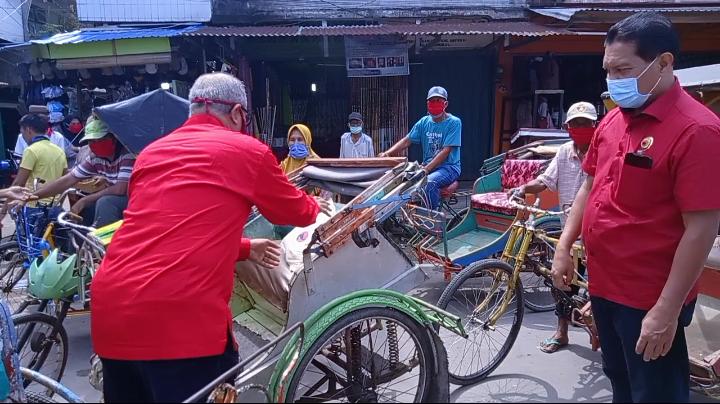 Bantu Warga Terdampak Covid-19, 400 Sembako Dibagikan pada Tukang Becak dan Kuli Pikul di Tanjabbar