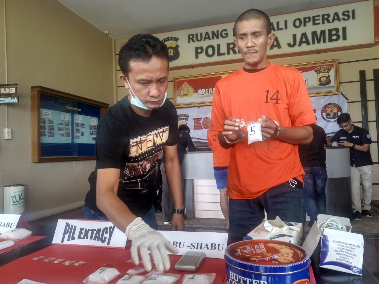 Satresnarkoba Polresta Jambi Temukan 1 Kg Sabu di Kaleng Roti