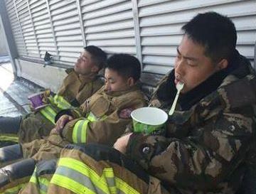 Ketiduran saat Makan, Pemadam Kebakaran Ini Justru Menarik Simpati Banyak Orang