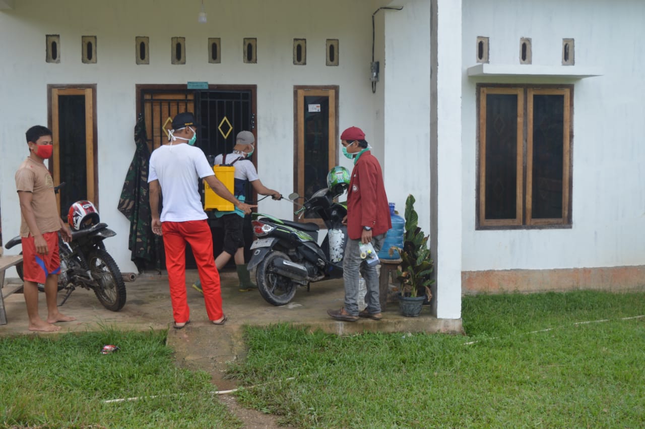 Mahasiswa Sarolangun Semprot Disinfektan di Rumah Warga dan Bagikan Masker