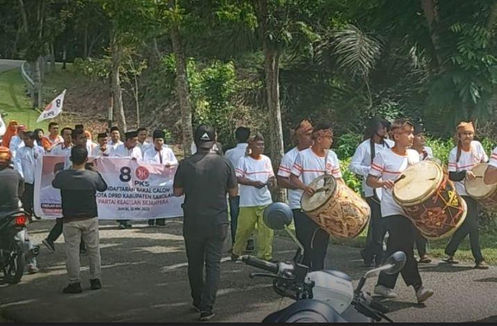 Diiringi Tambur dan Simpatisan Ojek, PKS Sarolangun Daftar Bacaleg ke KPU