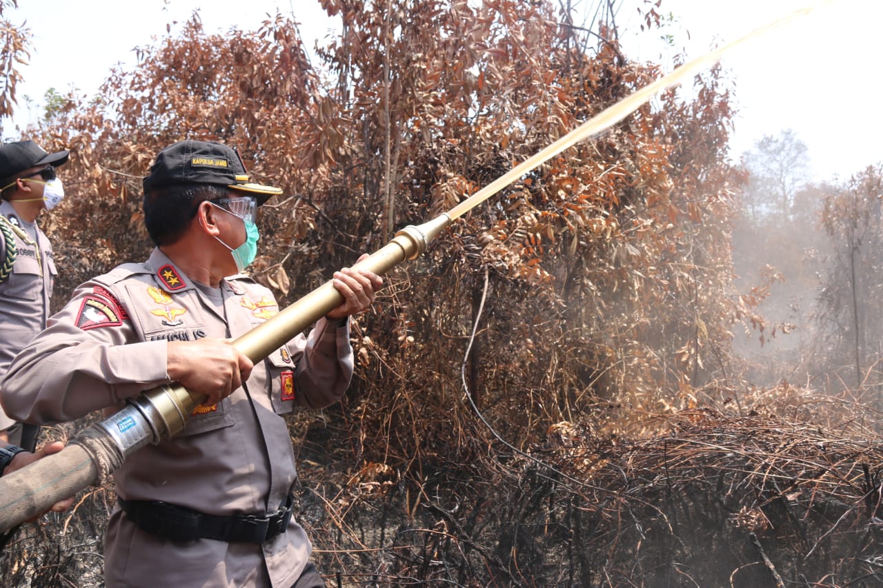 Kapolda Jambi Dinginkan Lahan Gambut Desa Arang Arang Muarojambi yang Terbakar