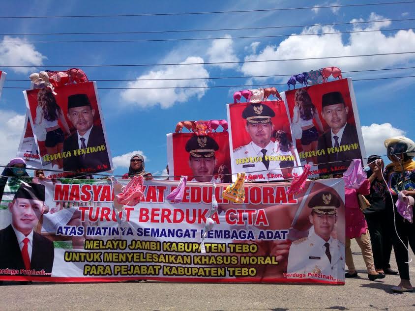 Pendemo di Tebo Bentang Celana Dalam