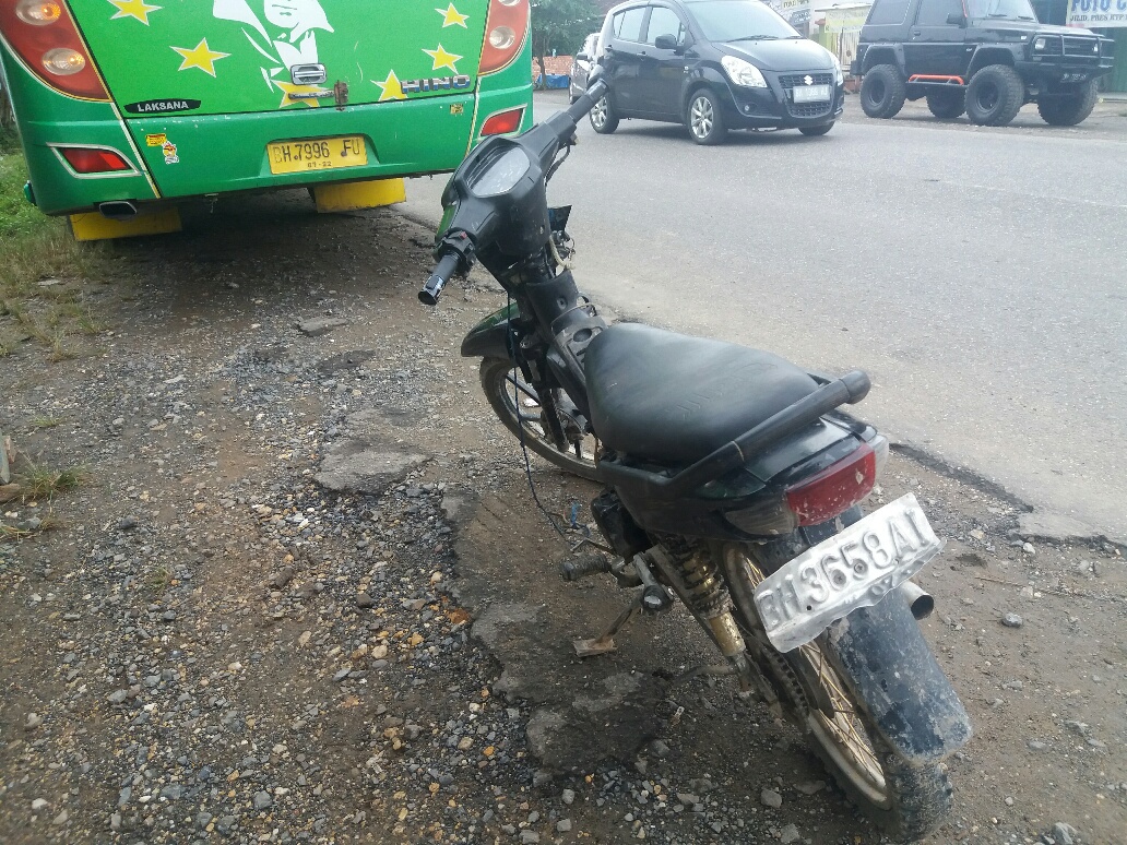 Ayah dan Anak Tarik Motor dengan Motor, Tiba-tiba Ngerem Mendadak. Bus ALS Hilang Kendali