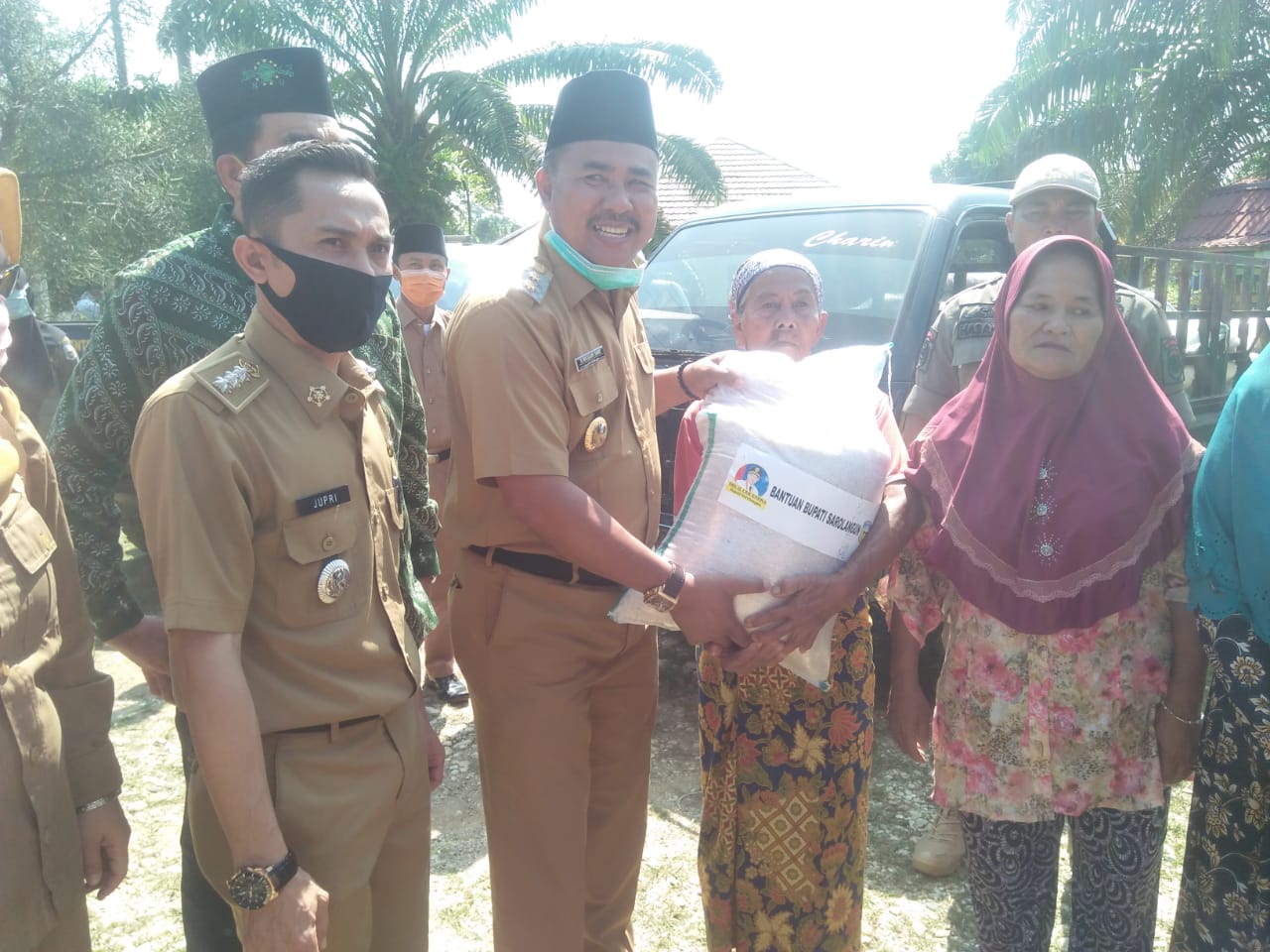 Dapat Bantuan Beras 20 Kg, Pemkab Sarolangun Berikan Bantuan ke 1.111 KK Terdampak Covid-19 di Pauh