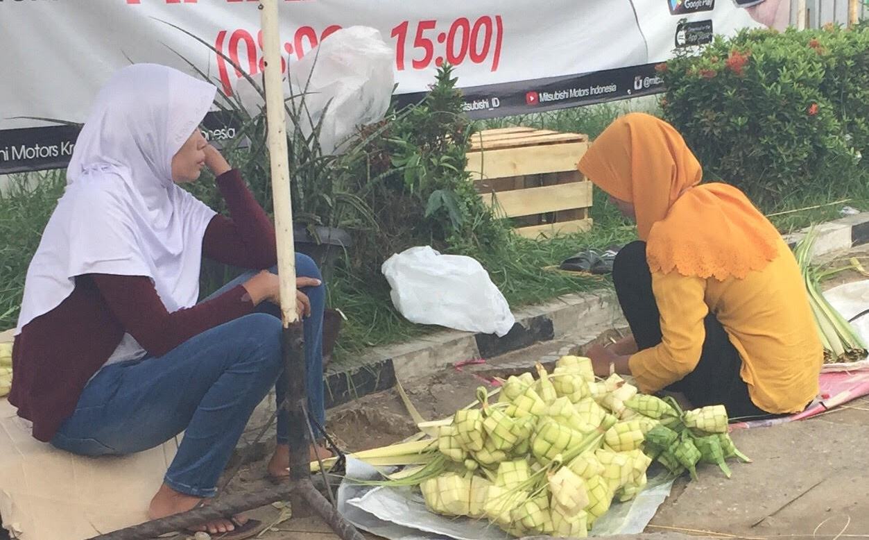 Pedagang Ketupat Mulai Bermunculan, Ada yang dari Daun Pandan.  Harga Mulai Rp 600-an