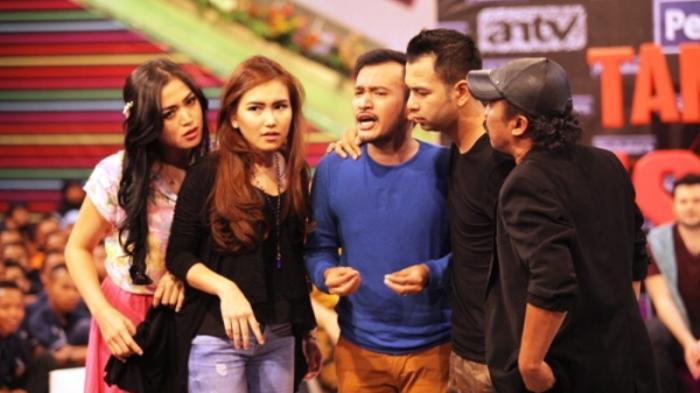Ayu Ting Ting Dikabarkan Hengkang Dari Pesbuker, Sang Adik Ungkap Kalimat Mengejutkan di Instagram!