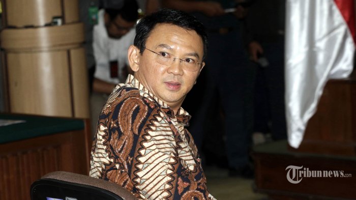 Kabarnya Lama Tak Terdengar, Kini Ahok Menyusuri Hujan Menggunakan Payung, Warganet Menyerbu!