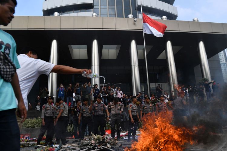 KPK Serahkan Mandat Pemberantasan Korupsi ke Presiden hingga Kerusuhan saat Demo di Depan Gedung KPK