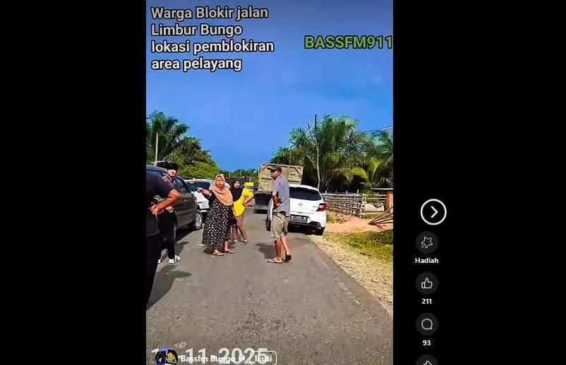 14112025-blokir-jalan.jpg