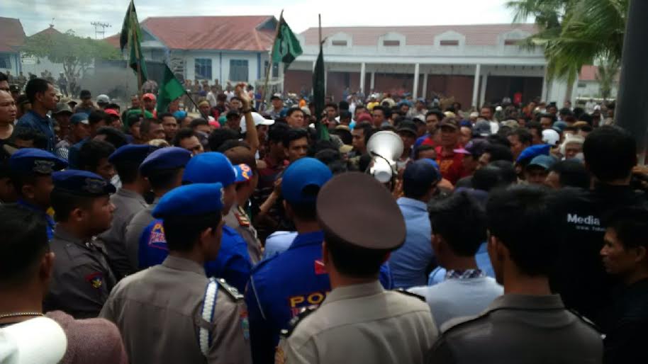 BREAKING NEWS: Ratusan Nelayan Tanjabbar Demo Satker KKP di TPI