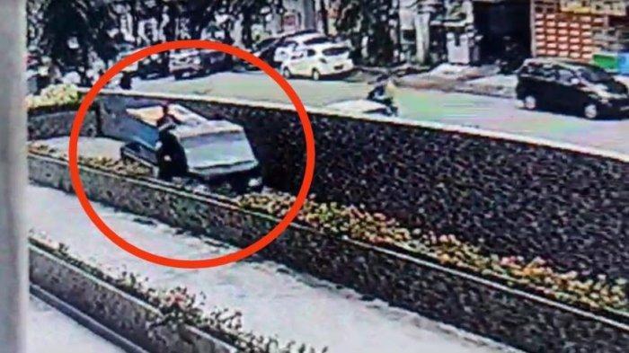 Beredar Video Mobil Pikap Bawa Bak Biru dari Kampus Unpri Medan Sebelum Polisi Temukan 5 Mayat