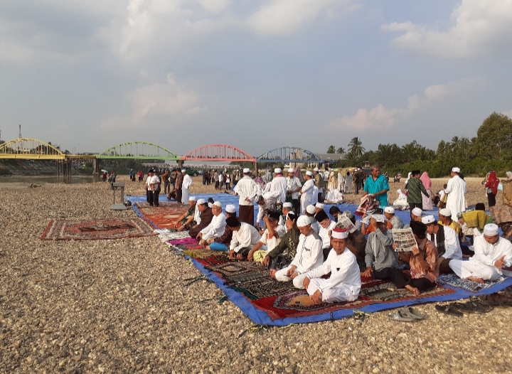 Kamarau Panjang, Warga Sarolangun Lakukan Salat Istisqa di Sungai yang Mengering
