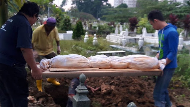 Sudah 12 Tahun Mak Meninggal, Saat Makam Dibongkar untuk Dipindah Ternyata Jasadnya. . .