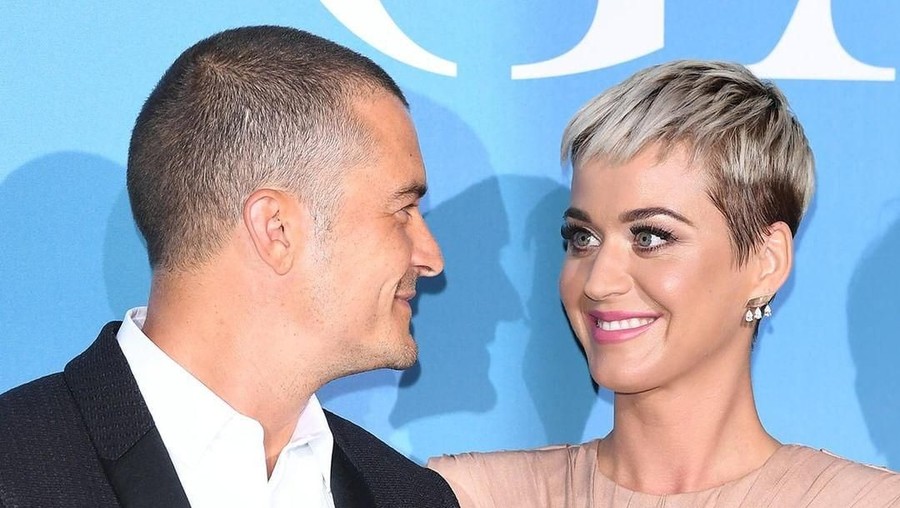 Katy Perry Dilamar Orlando Bloom dengan Cincin Ruby Berbentuk Bunga