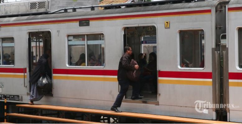 VIRAL Kisah Penumpang Pria KRL 'Main Kasar dan Nabok Cewek' Hanya Bermula Dari Tukar Posisi