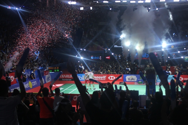 Harmoni Pluralisme Dalam Keringat Owi-Butet