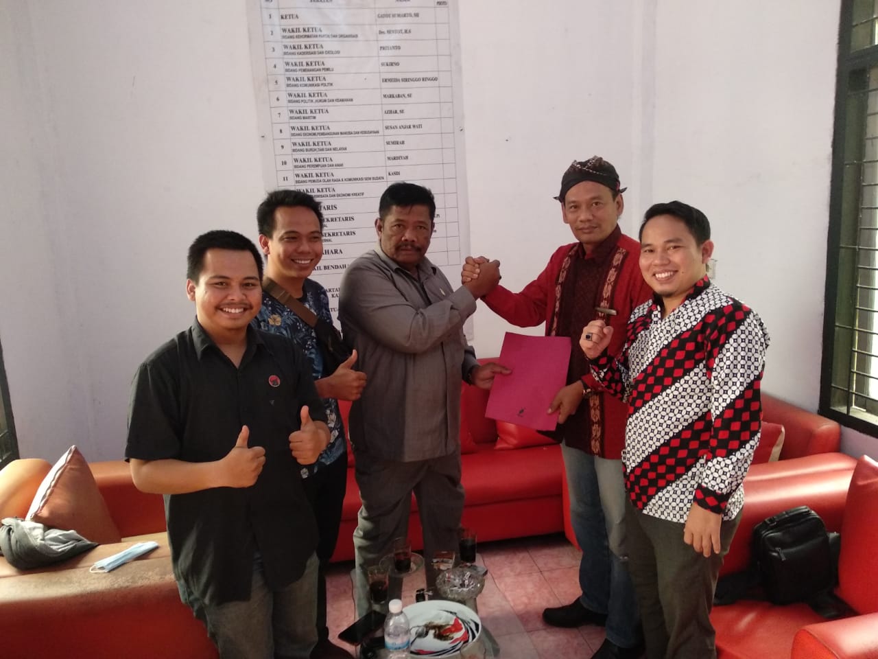 Markaban Datangi Kantor DPC PDIP Tanjab Timur, Siap Lawan Romi-Robi di Pilkada 2020