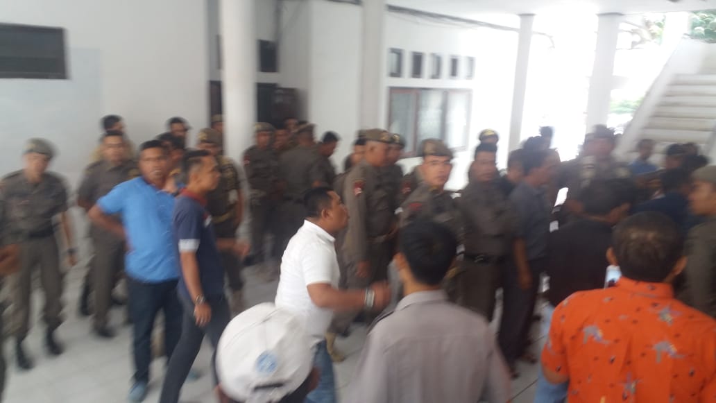 Gara-gara Paket Proyek, Kontraktor Ngamuk di Kantor ULP Kerinci, Kursi Dibanting Pintu Dipukul