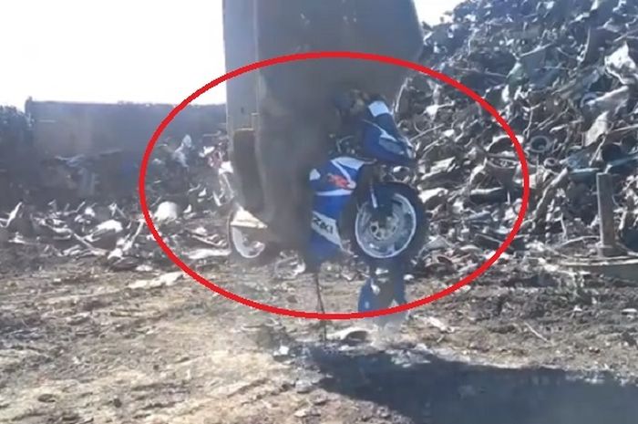 Video - Sakit yang Tidak Berdarah! Moge Keluaran 1998 Ini Dihancurkan Seperti Kaleng Minuman