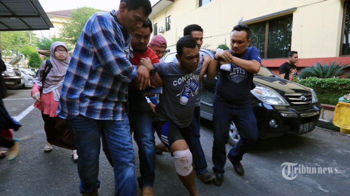 Sedang Pengajian, Pria Ini Datang Sambil Tenteng Kepala Manusia yang Masih Berlumuran Darah Lalu