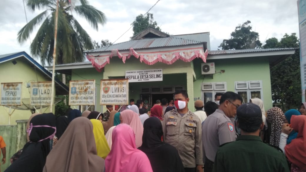 BREAKING NEWS Ratusan Warga Seling Kembali Geruduk Kantor Desa, Minta BLT Dibagi Rata