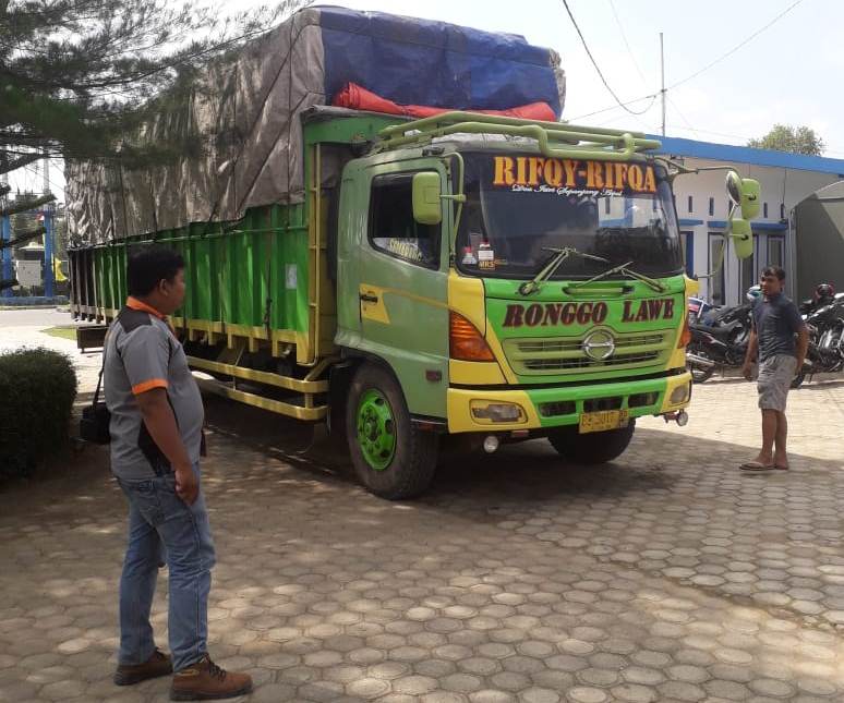 Terobos Rambu-rambu dan Tabrak Lampu Jalan, Tronton Ronggo Lawe Ditangkap Dishub Tanjabtim