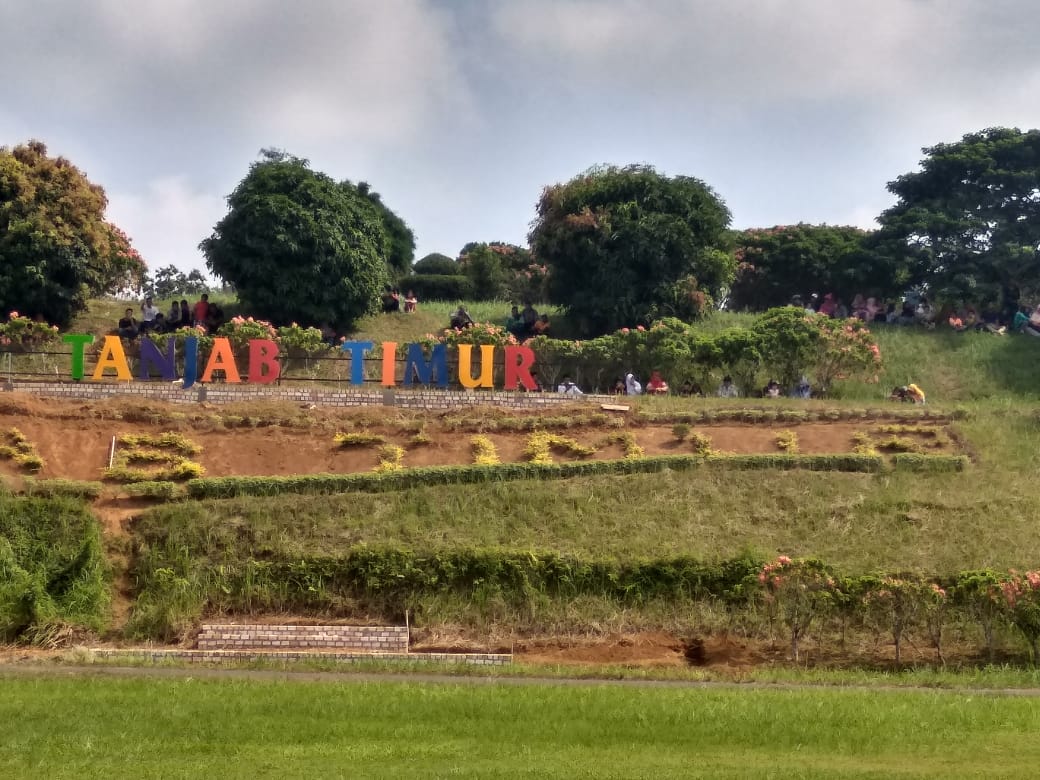 Warga Ramai ke Lokasi Upacara Saksikan Pengibaran Bendera