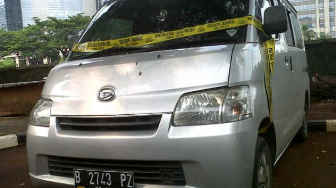 18012016-mobil-misterius-di-diduga-pelaku-peledakan_20160118_122452.jpg