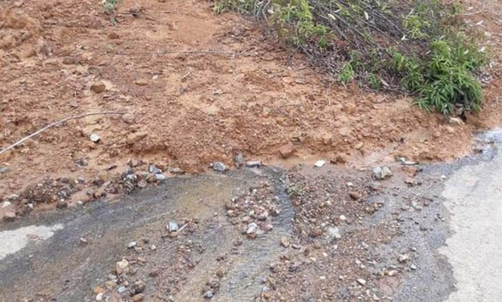 Diguyur Hujan Terus-terusan, Jalan Menuju Objek Wisata Bukit Khayangan Tertimbun Longsor