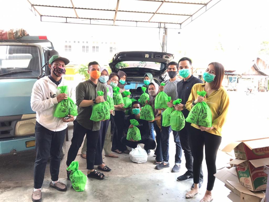 You Only Live One Bagikan Paket Sembako di Tengah Pandemi Corona