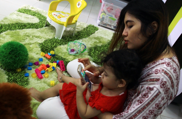 Si Kecil Kecanduan Gadget? Ini yang Harus Bunda Lakukan!