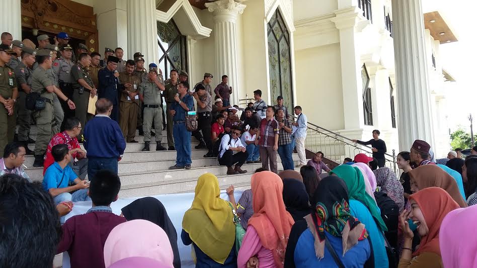 BREAKING NEWS: Pasar akan Dibongkar, Ratusan Pedagang P4TP Unjuk Rasa di Kantor Gubernur