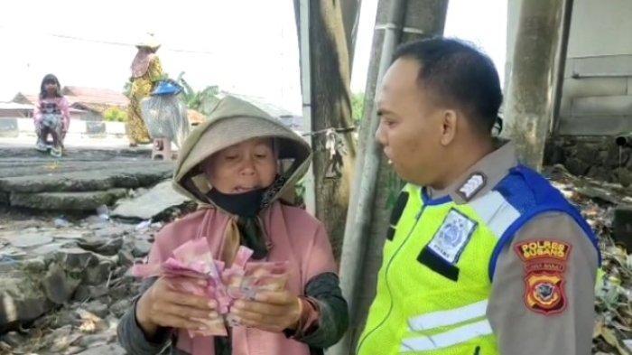 Pemudik di Subang Prank Penyapu Koin dengan Uang Rp 15 Juta, Lempar ke Sungai hingga Mak Iye Terjun