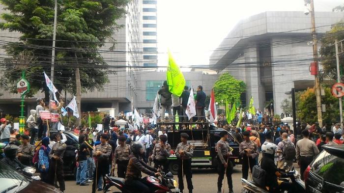 Ratusan Pendemo 'Dorong' Ahok jadi Tersangka Sumber Waras