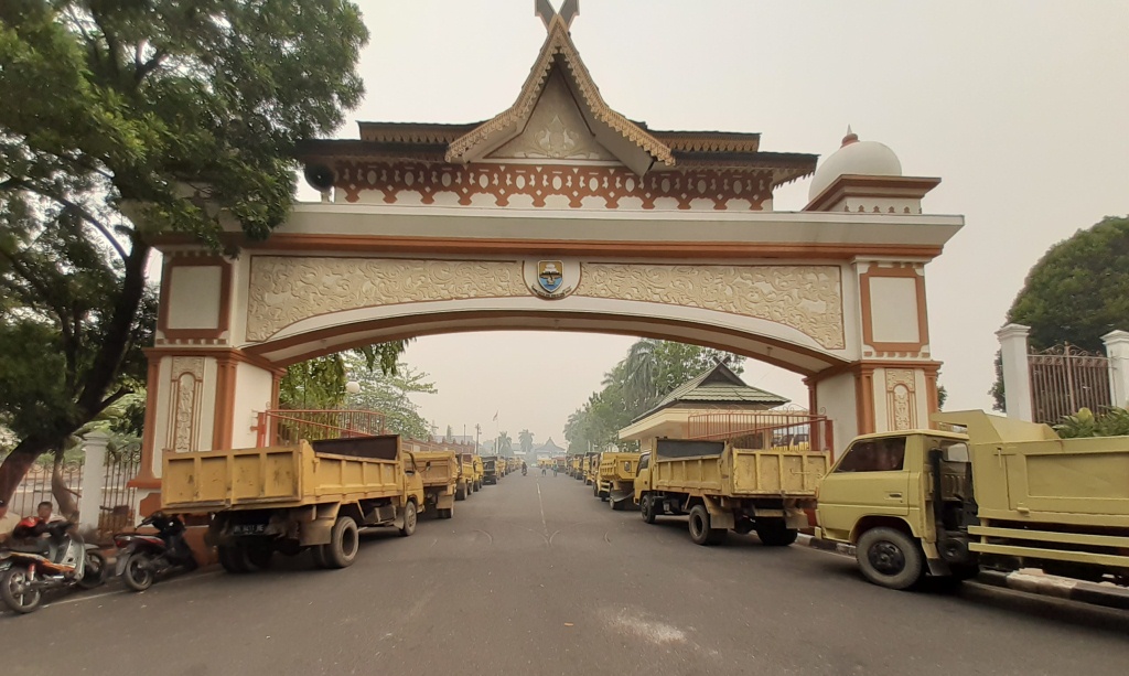 BREAKING NEWS Dilarang Beli BBM Subsidi, Ratusan Sopir Truk Protes Datangi Kantor DPRD Jambi