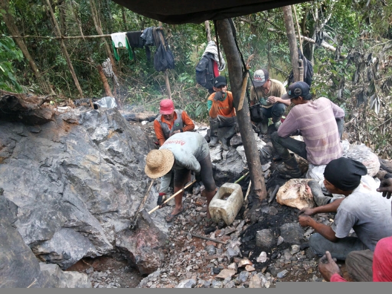 Batu di Kerinci Itu, Satu Bukit dengan Aneka Warna dan Motif