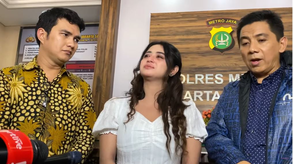 Tangis Dewi Perssik Pecah Lihat Kondisi Ibu yang Menghinanya, Kaki Sampai Bengkak: Saya Iba