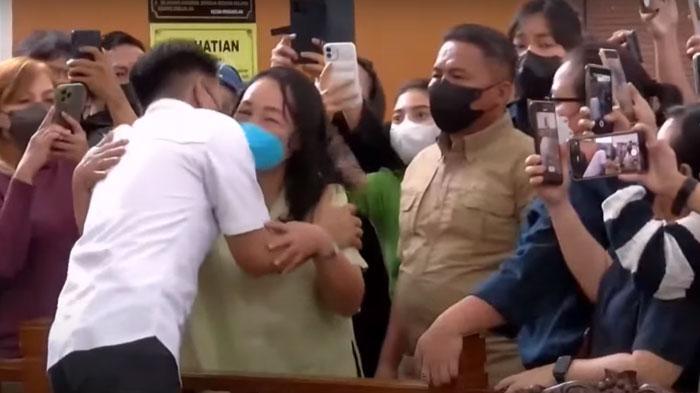 Galeri Foto: Ekspresi Orang Tua Richard Eliezer Support Anak di Ruang Sidang