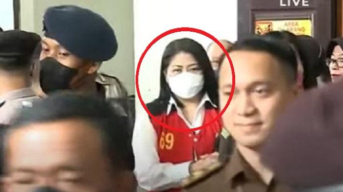 20230118-Putri-Candrawati-memasuki-ruang-sidang.jpg