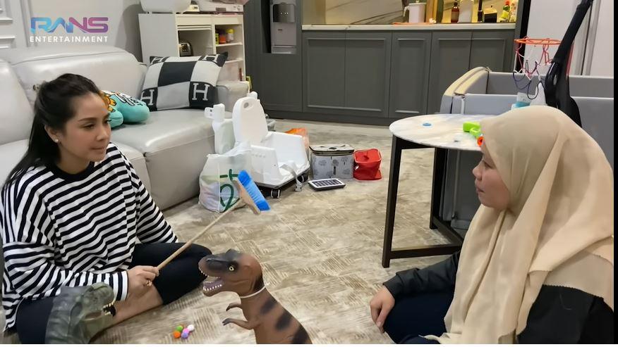 Reaksi Nagita Slavina Saat Diomeli Sus Rini Soal Makanan Rayyanza Disorot: Cuma Sus Rini yang Berani