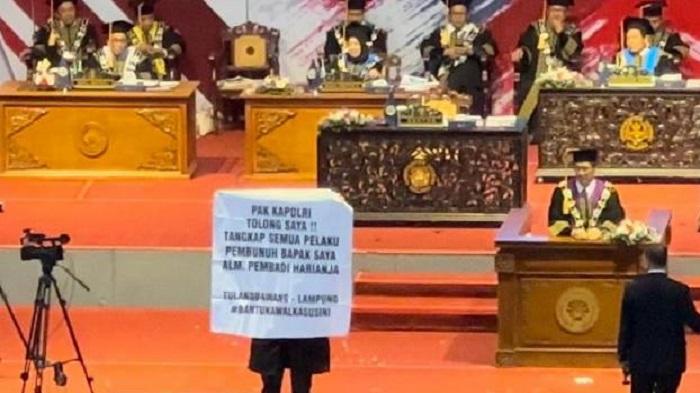 20231119-Mahasiswa-asal-Lampung-bentang-spanduk-di-acawa-wisuda.jpg
