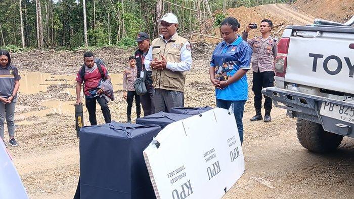 202411226-Logistik-KPU-ke-kampung-Oyaa-di-Papua-Barat.jpg