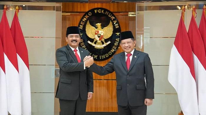 2024222-Hadi-Tjahjanto-dan-Tito-Karnavian-serah-terima-jabatan-Menkopolhukam.jpg