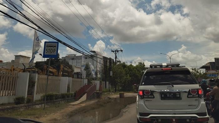 Warga Keluhkan Lobang Dalam di Jalan Pattimura, Berharap Segera Diperbaiki