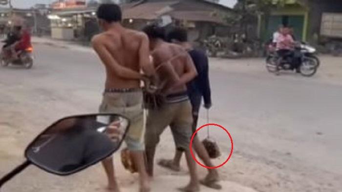 3 'Ninja Sawit' Keliling Kampung di Simpang Rambutan Jambi, Diarak Berkalung Sawit, Viral