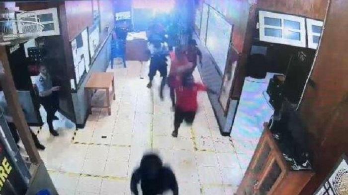 Breaking News - 20 Napi di Lapas Kelas IIB Nabire Kabur: Bawa Parang dan Balok Kayu