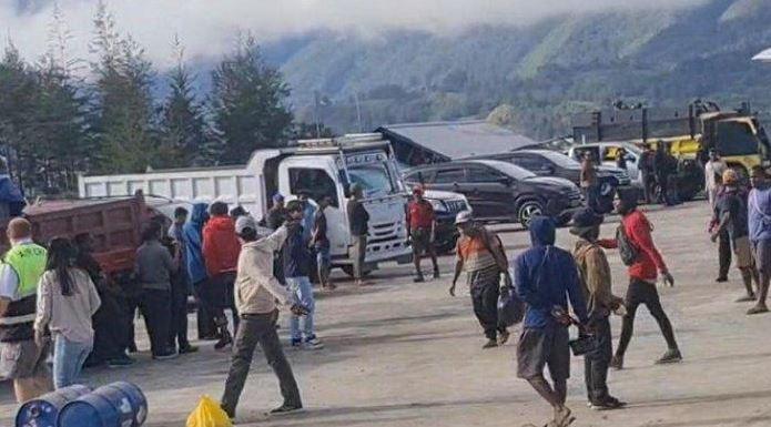 20250618-Warga-panik-KKB-Papua-serang-bandara-di-Puncak.jpg