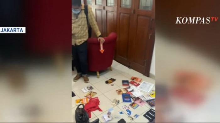 Polisi Sita Laptop dan Buku saat Geledah Kantor Lokataru Pasca Delpedro Tersangka Hasut Pendemo